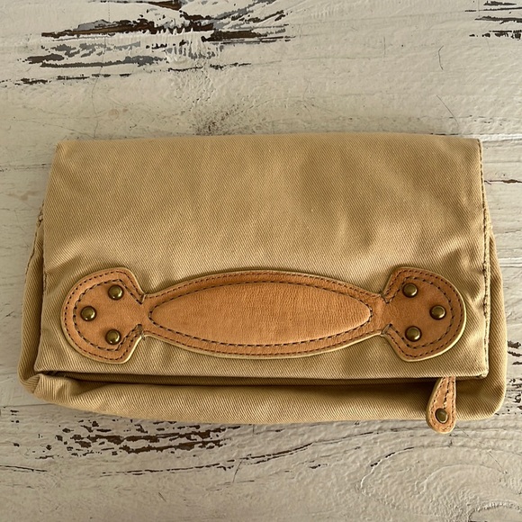 Gap women’s clutch bag. Size O/S NWOT - Picture 1 of 5